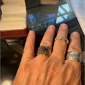 Oval  sapphire gemstone ring 1 lg,& 50 small round lining the band